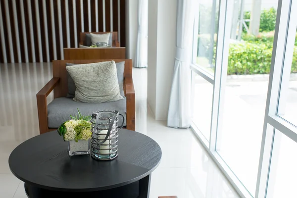 Pencere yakınında modern sandalye