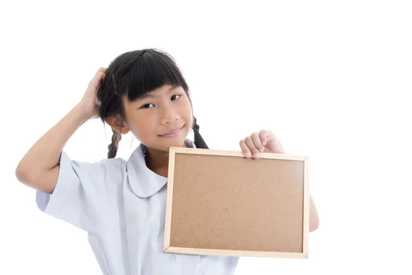 Asiatische Mädchen kratzt ihren Kopf und hält Korkboard auf weiß. — Stockfoto