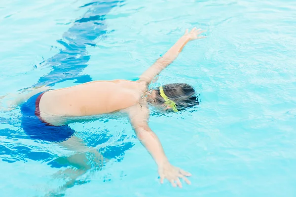 Schwimmender Junge unter Wasser — Stockfoto