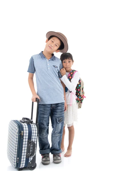 Heureux asiatique les enfants hoding ensemble avec valise sur blanc retour — Photo