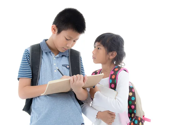 Jeunes étudiants asiatiques heureux sur fond blanc — Photo