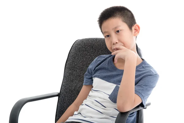 Азиатский мальчик сидит на офисном стуле — стоковое фото