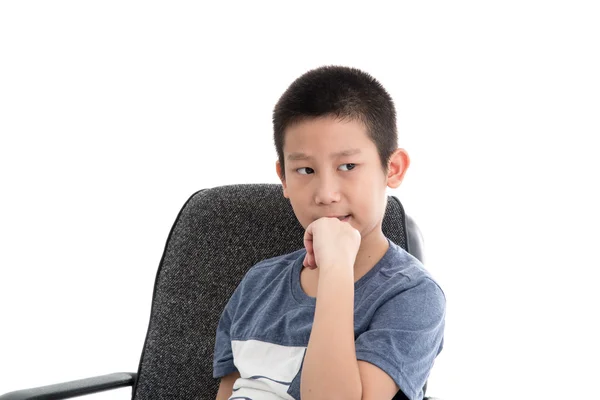 Asiatique garçon assis sur bureau chaise — Photo