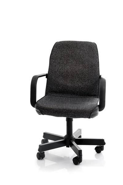 Krzesło biurowe z czarnej skóry i tkaniny. Na białym tle — Zdjęcie stockowe