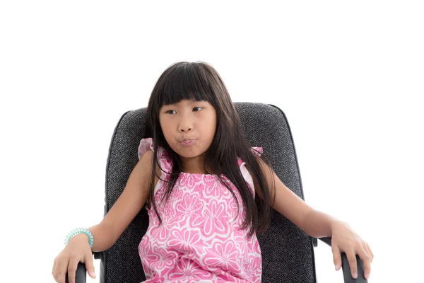 Asyalı kız ofis koltuğu oturan — Stok fotoğraf