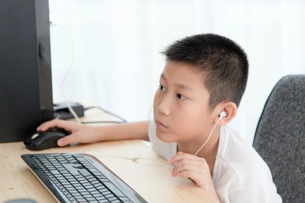 Ung pojke använder bärbar dator — Stockfoto