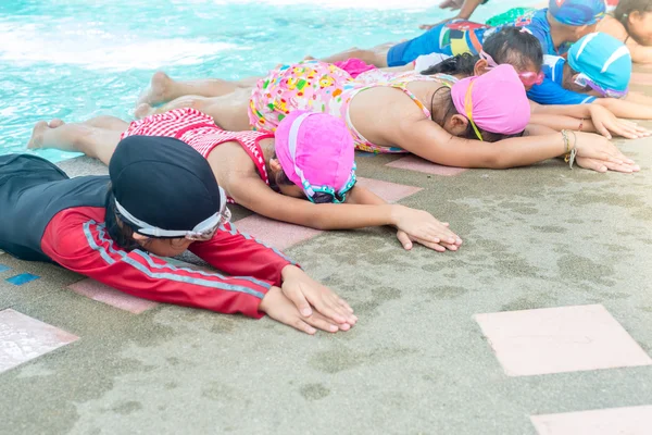 Achterkant van kinderen kids groep bij zwembad klasse leren tot s — Stockfoto