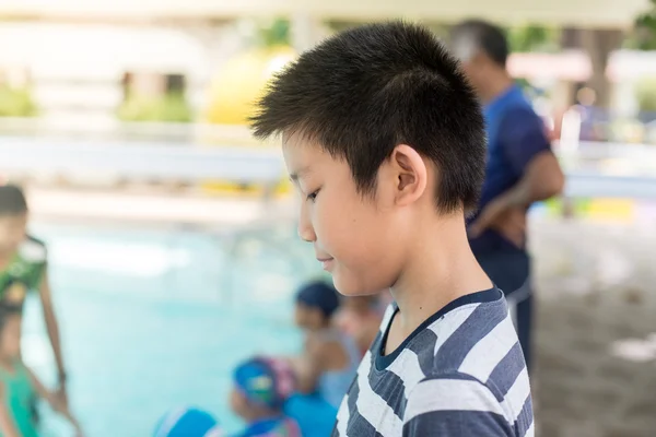 Хлопчик дивиться на дівчину, що плаває — стокове фото