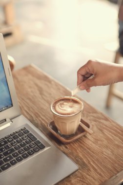 Kahvesini için şeker ekleyerek adam 