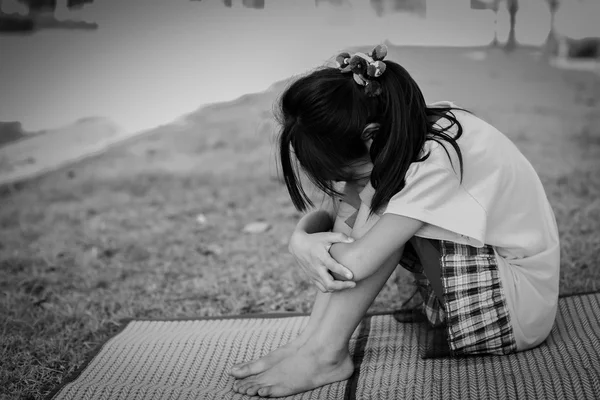 黑色和白色伤心的女孩坐在室外 — 图库照片