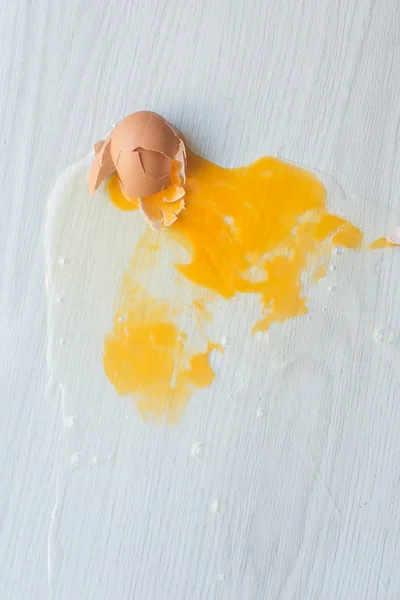 Huevo roto en el suelo . — Foto de Stock