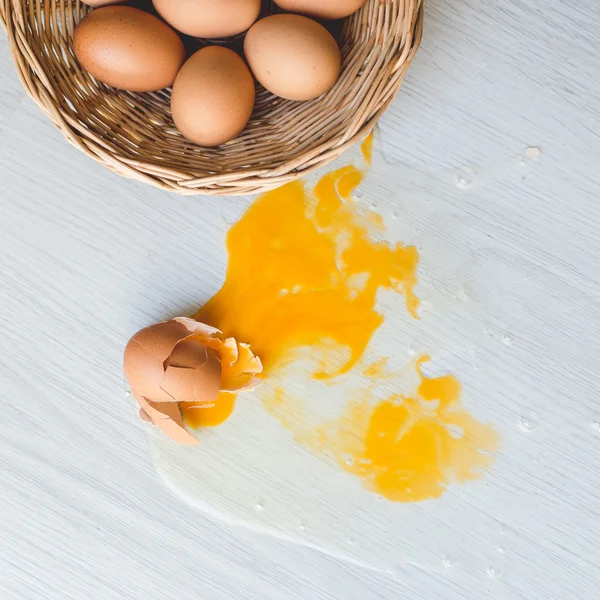 Gebroken ei op verdieping. — Stockfoto