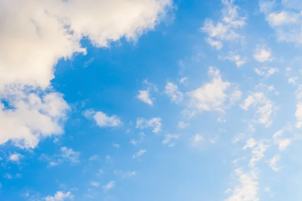 Bílé mraky na modré obloze. Sky textury — Stock fotografie