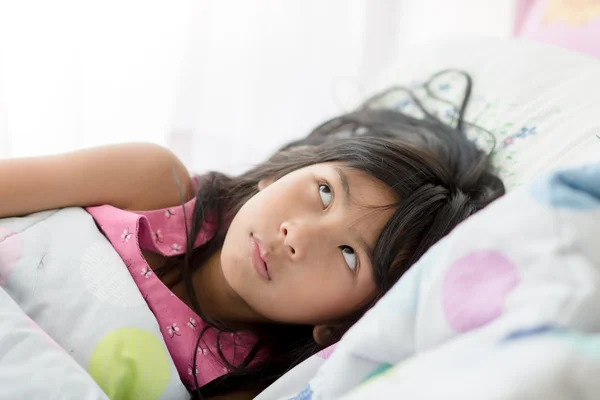 Leuke Aziatische meisje ontspannen op bed thuis met copyspace en looki — Stockfoto
