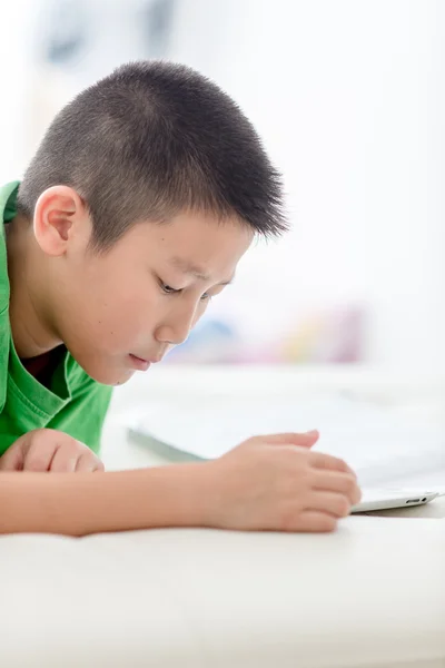 Pojke med hjälp av Tablet PC hemma, selektiv inriktning på tablet. — Stockfoto