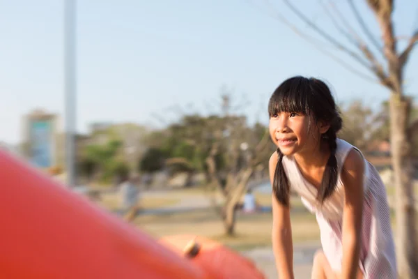 Hareket Bulanıklığı Asyalı kız oyun alanı güneşli bir günde tırmanma — Stok fotoğraf