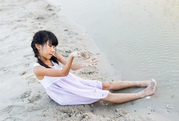 アジアの女の子は太陽の光のビーチで遊んで. — ストック写真
