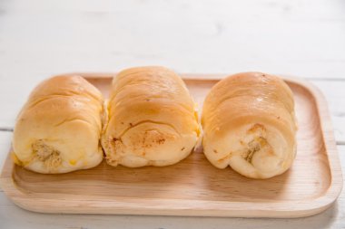 Rendelenmiş domuz eti ekmek ahşap tepsi arka plan üzerinde kurutulmuş