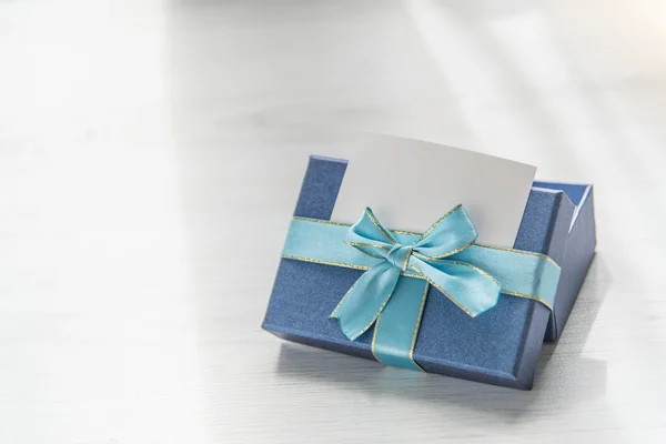 Caixa de presente azul em fundo de textura de madeira cinza com namec em branco — Fotografia de Stock