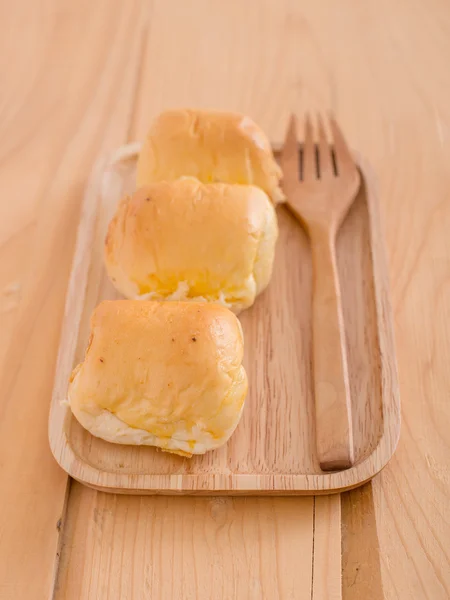 Сушений подрібнений свинячий хліб на дерев'яному фоні лотка — стокове фото