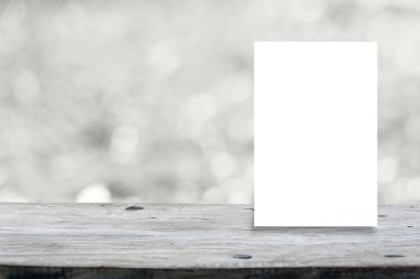 Kağıt göstermek, rustik ahşap masa beyaz bulanık bokeh ile alay