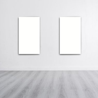 Beyaz duvar ahşap gri zemin ve copyspac ile posterinde kadar alay