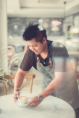 Bulanık arka plan Barista hizmet kahve masada, al fr fotoğraf