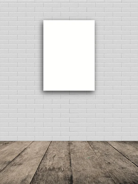 Kağıt göstermek ve üst ahşap masa gri tuğla duvar ile alay — Stok fotoğraf