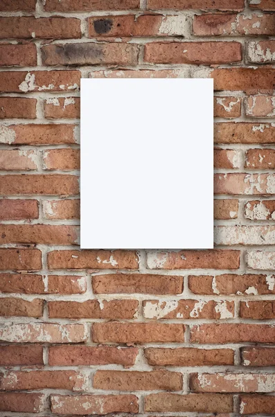 Bespotten papier display op bakstenen muur textuur — Stockfoto