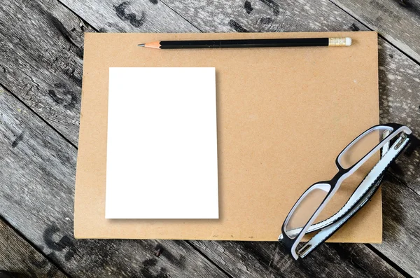 Simular cuaderno en blanco y lápiz sobre fondo de madera, conserv — Foto de Stock