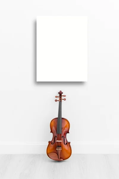 Attrappe Displya und klassisches Cello auf weißem Wandhintergrund mit Witz — Stockfoto