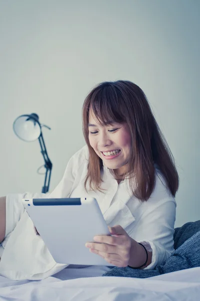 Donna asiatica posa sul pavimento con tablet, concetto di stile di vita — Foto Stock