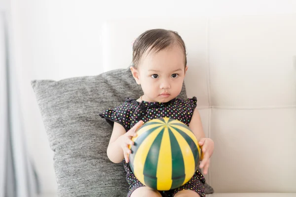 Närbild foto av vackra söta asiatiska barnets uttryck hemma. — Stockfoto