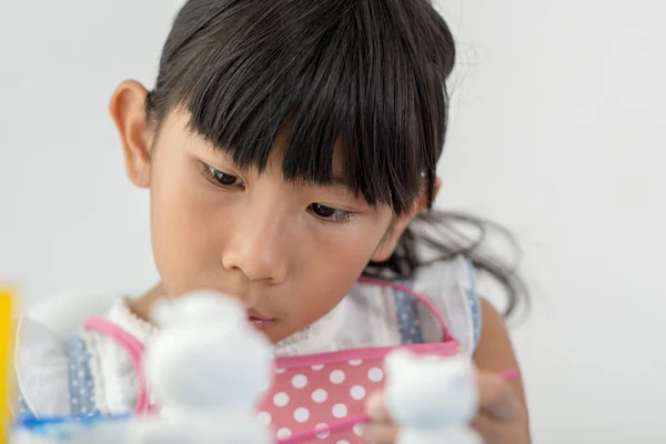 Asiatisches Kind malt die Farben weißer Gipspuppenspielzeuge auf die — Stockfoto