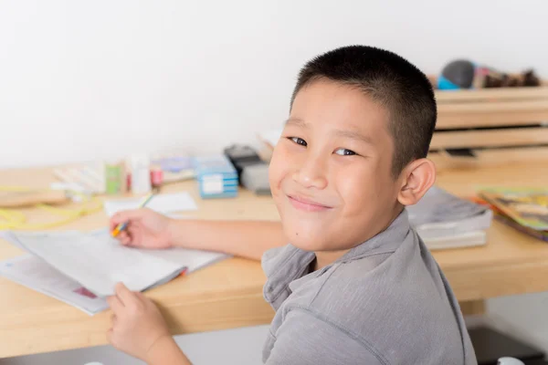 एशियाई लड़का घर पर होमवर्क कर रहा है — स्टॉक फ़ोटो, इमेज