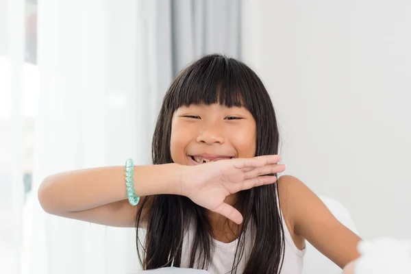 Söt glad tjej skrattar och visar hennes skämda tänder hemma. — Stockfoto