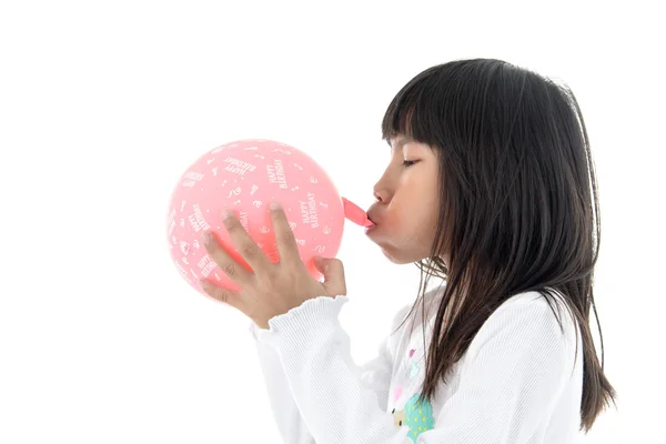 Küçük kız Happy birthday mesaj o ile bir pembe balon şişirmek — Stok fotoğraf