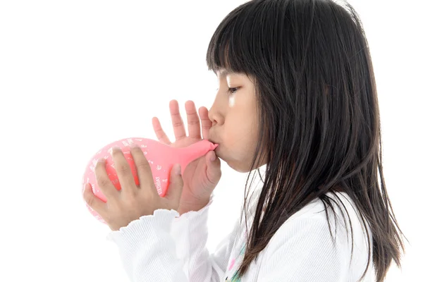 Bambina gonfiare un palloncino rosa con messaggio di buon compleanno o — Foto Stock