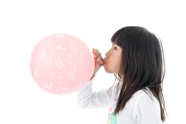 Kleines Mädchen bläst rosa Ballon mit Glückwunschbotschaft zum Geburtstag auf weißem Hintergrund auf — Stockfoto