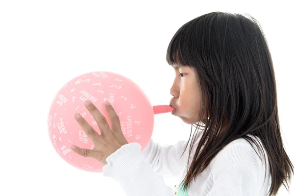 Menina inflar um balão rosa com mensagem de aniversário feliz o — Fotografia de Stock