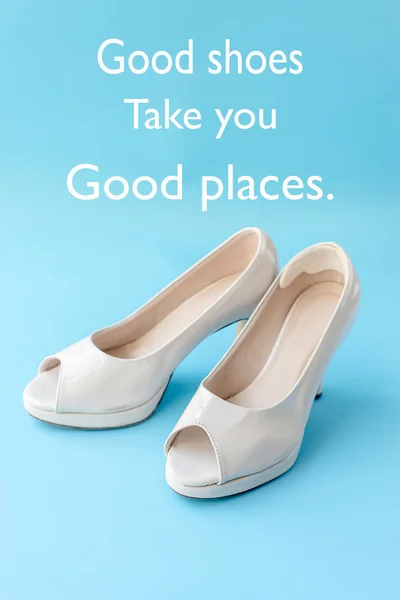 Chaussures beige pastel isolées sur fond bleu avec message, goo — Photo