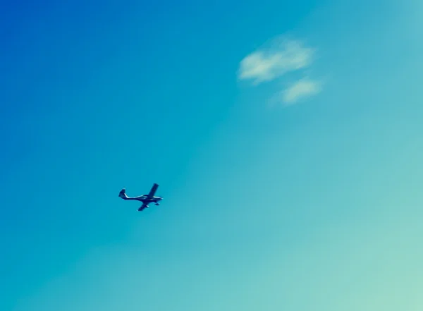 Motion blur Plane in the sky, minimalist — Stock Photo, Image