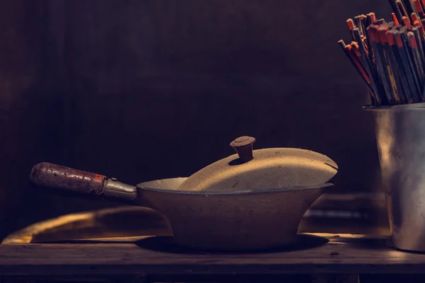 Vuil en stof gebakken pot met stokjes voor chinese stijl. STI — Stockfoto