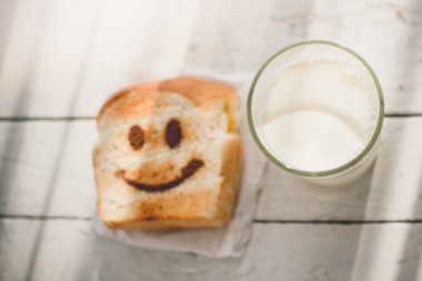 Mutlu sıcak pencere ışık ahşap tablo tost.