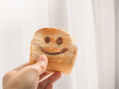 Sıcak pencere ışıkla tost mutlu tutan el.