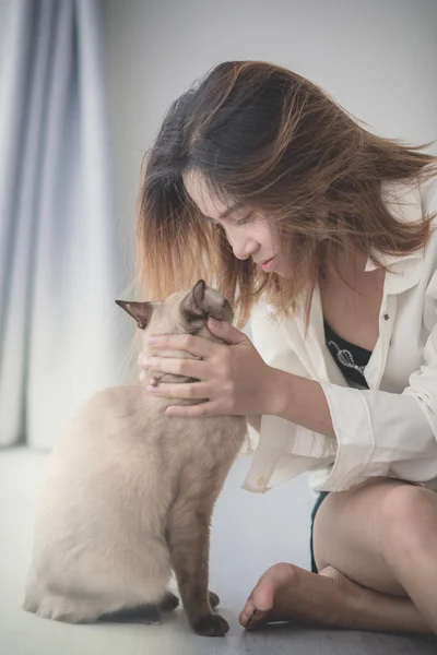 Asiatique femme avec son chat sur le sol à la maison — Photo