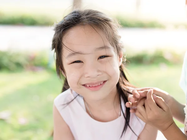 Glücklich asiatische Mädchen draußen. — Stockfoto