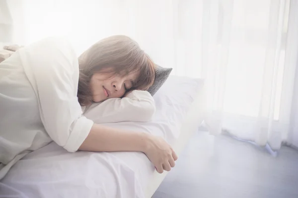 Retrato de uma adolescente deitada na cama — Fotografia de Stock