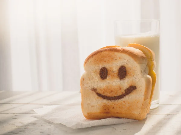 Joyeux toasté sur table en bois avec lumière de fenêtre chaude . — Photo