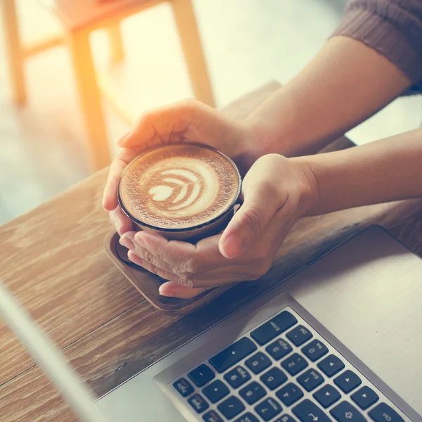 Ręce ręka za pomocą laptopa z kawy vintage tonem. Selektywne — Zdjęcie stockowe